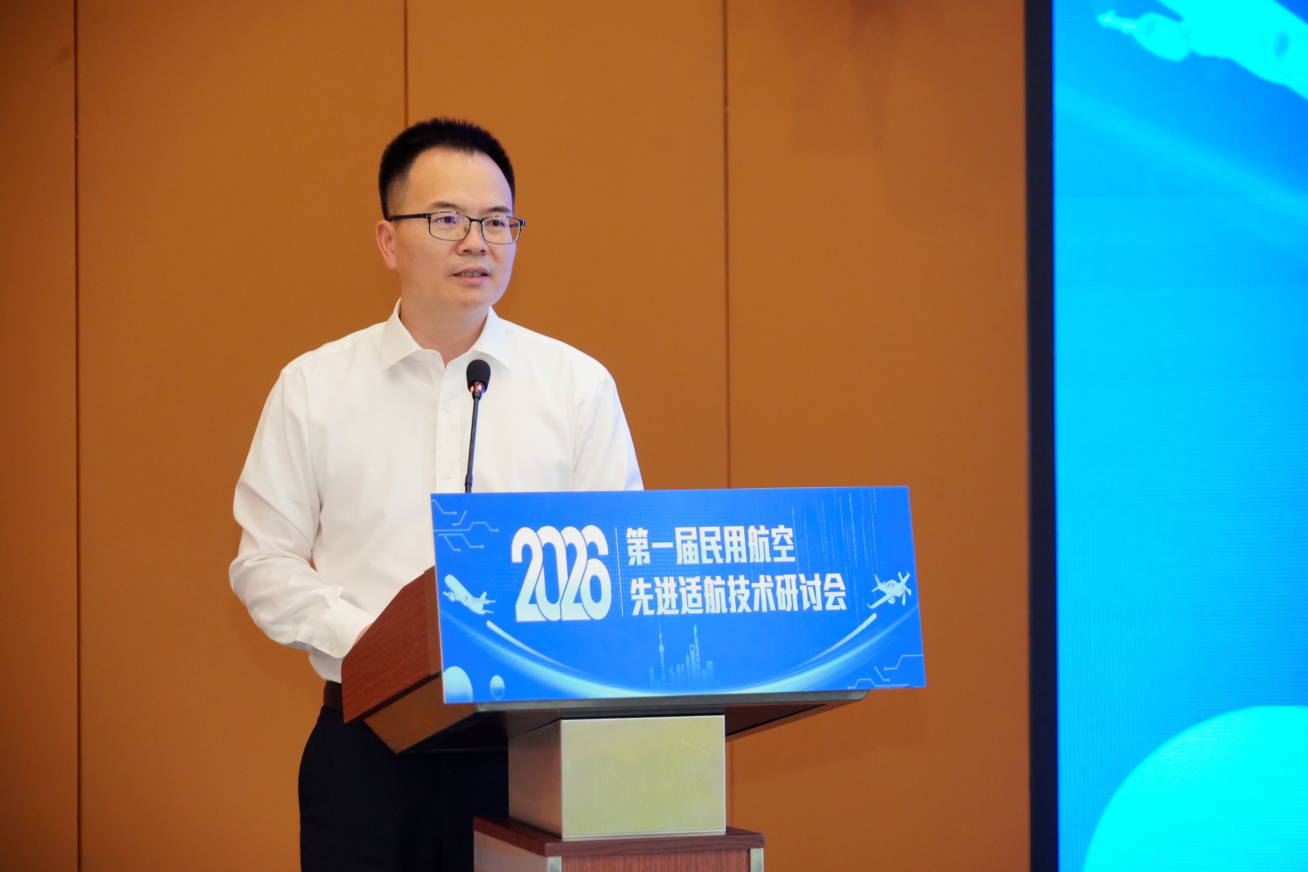 大会首先邀请上海电机学院党委副书记、院长龚思怡致欢迎辞。龚思怡表示：上海电机学院始终坚持“因产而生、随产而进、融产而强”，依托地处临港新片区大飞机制造基地和闵行上海航天城核心主体的区位优势，积极布局航空航天特色学科新赛道。期待以本次会议为契机，深化与学会、科研院所和行业企业在人才培养、科研攻关、平台共建、成果转化等方面的合作，共同推动推动学校航空特色学科和先进适航技术研究再上新台阶。